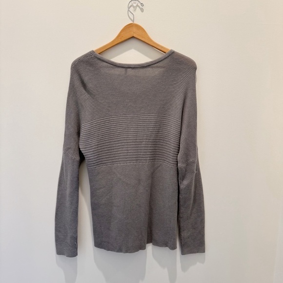 Helmut Lang Lightweight Scoop Neck High Low Sweater taupe grey
Size S - Picture 8 of 10